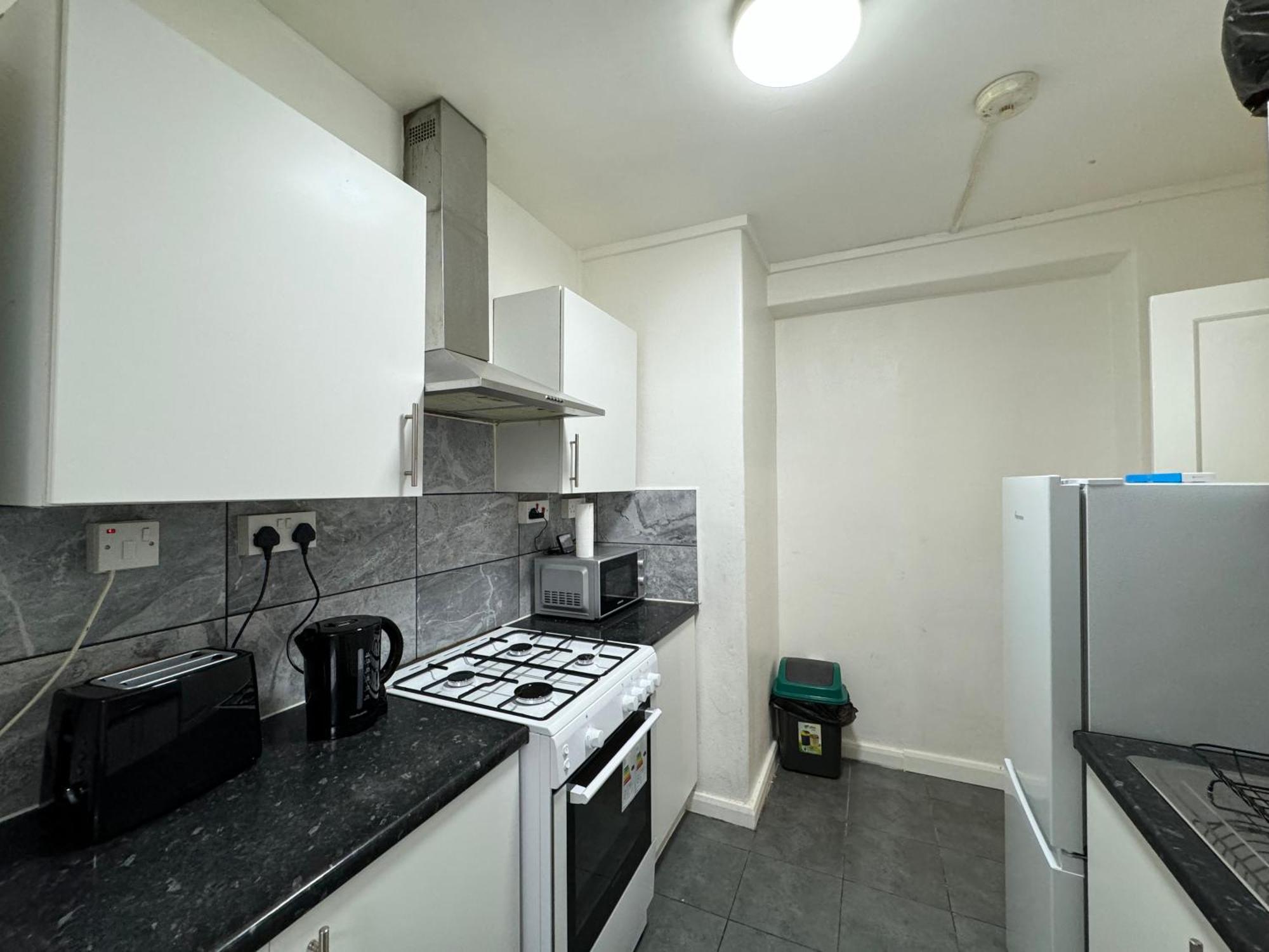 Well-presented 1bd Flat Heart Of East Apartment