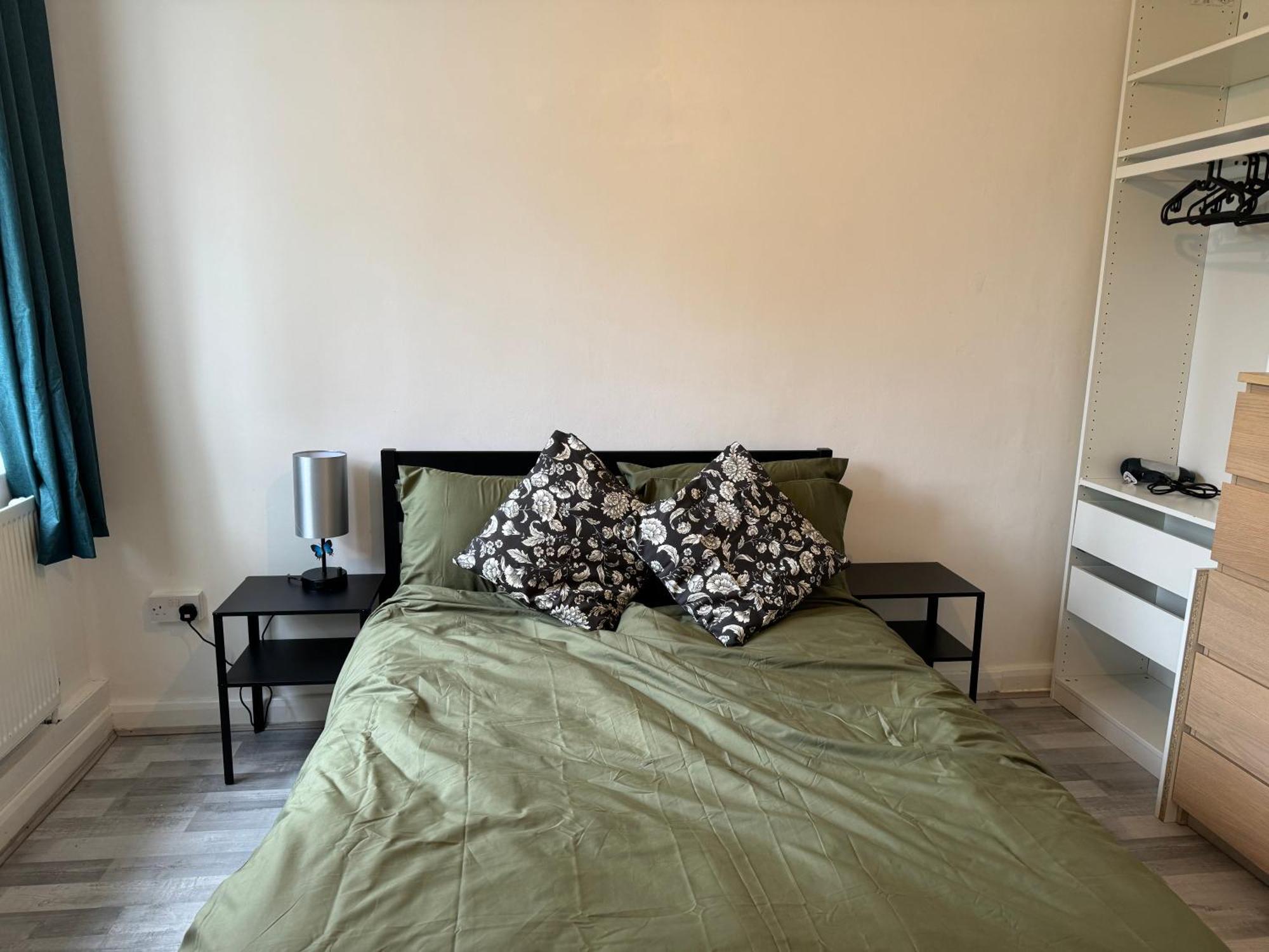 Well-presented 1bd Flat Heart Of East Apartment *