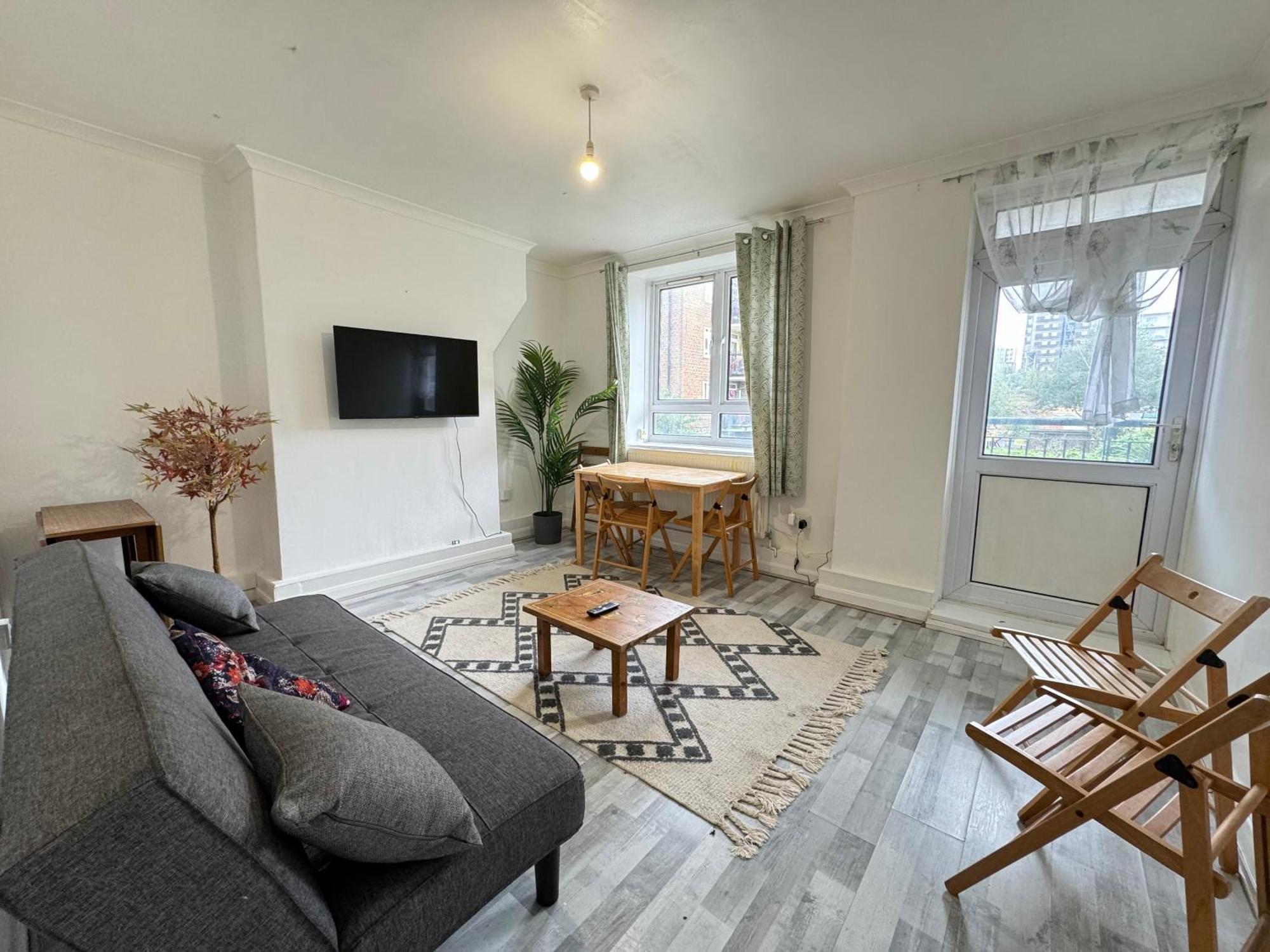 Well-presented 1bd Flat Heart Of East Apartment *