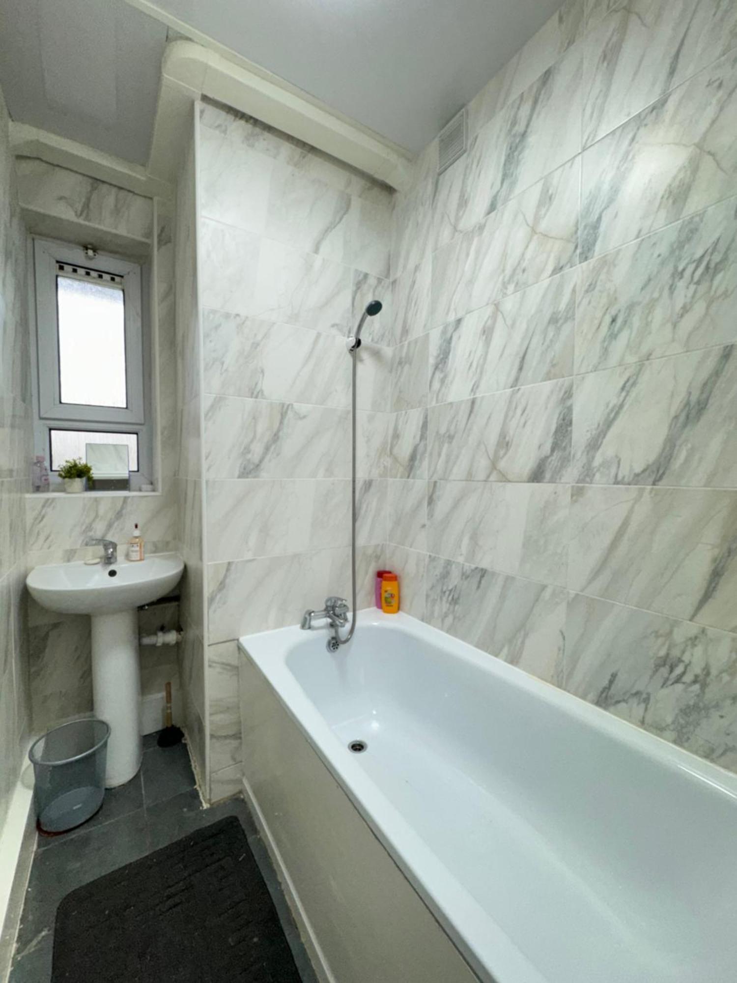 Well-presented 1bd Flat Heart Of East Apartment
